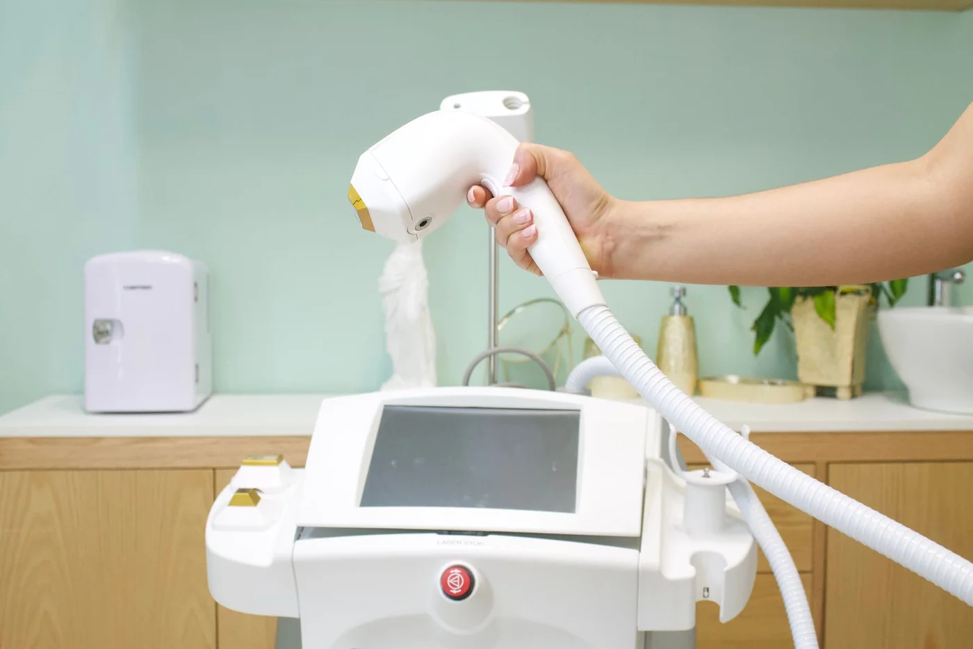 Aesthetic equipment console with a handheld applicator